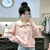 Conjunto de dos piezas para niña: top dulce y elegante de estilo preppy con cuello marinero, perfecto para primavera y otoño, combinado con pantalones vaqueros modernos y únicos.
