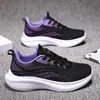 Fabricantes transfronterizos envían zapatos Jinjiang para mujer, zapatillas ultraligeras para correr, zapatos con amortiguación, zapatillas de salto de longitud para niñas