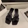 Sandalias de tacón alto estilo francés de nicho para mujer, nuevo modelo de verano 2026, populares sandalias versátiles de tacón de cuña, punta cuadrada, destalonadas
