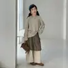 Conjunto de Chaleco Camisa Falda Pantalones para Niñas 2026 Nuevo Conjunto Coreano de Tres Piezas en Capas para Niñas Grandes Ropa de Primavera y Otoño