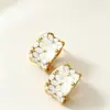 Pendientes Dorados de Lujo Suaves Color Blanco Leche Yanbai con Acabado de Alta Gama, Pendientes de Botón Florales Tallados en Esmalte para Mujer, Clips para Orejas Retro Franceses, Accesorios para Orejas