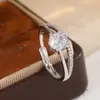 Anel Aberto de Luxo Leve com Zircônia Cravejada Entrelaçada Anel de Zircônia Ajustável com Seis Garras Versátil para o Dia a Dia Anel de Diamante Sintético para Mulheres