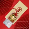 Decoração Suspensa Gato da Sorte Imperial Shou do Mesmo Estilo da Família Zhou Amuleto para Pendurar no Carro Gato da Sorte Grande Fortuna Imperial Shou Bolsa Vermelha Presente