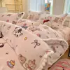 2026 Nuevo Juego de Ropa de Cama de Leche con Pompón Estilo Lindo, Funda de Edredón, Sábana Ajustable, Juego de Cuatro Piezas