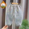 Calças térmicas forradas com fleece para crianças com estampa de estrelas, apresentando um padrão de estrelas em cores vivas, um design divertido, corte solto e punhos elásticos