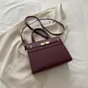 Elegante y a la moda, bolso nuevo de otoño 2026, simple y chic, con un diseño cuadrado retro, adecuado como bolso de hombro o bolso cruzado para mujer