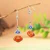 Ciervo Dorado Rey Plata S925 Estilo Antiguo Largos Esmalte Cloisonné Floral Ágata Roja Cerradura Ruyi Estilo Chino Pendientes para Mujeres