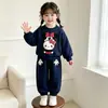Conjunto casual infantil estilo coreano com moletom estampado de desenho animado e calça jogger com detalhe de laço, forrado com fleece para aquecimento, conjunto para meninas outono/inverno