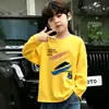 Camiseta casual para crianças mais velhas, top versátil, estilo celebridade da internet da moda, novo modelo primavera/outono, design de desenho animado legal e estiloso, manga longa de algodão puro para meninos