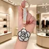 Bestseller transfronterizo creativo colgante llavero rosa incrustado de diamantes accesorio de bolso flor de strass de cuero regalo decoración