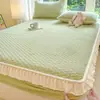 Colcha con diseño de encaje, acolchada y rellena, pieza única, cubierta de cama de invierno gruesa y con forro polar, protector de colchón, juego de tres piezas