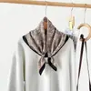 Pañuelo cuadrado marrón estilo Maillard para mujer, nuevo modelo otoño 2026, elegante y versátil, se puede usar como accesorio decorativo para el cabello o bufanda para el cuello, venta al por mayor