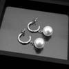 Pendientes de botón de medio anillo de perla de estilo nuevo, elegantes, sencillos y modernos de acero de titanio, elegantes, de belleza, combinables, de estilo simple y elegante.