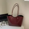 Bolso de hombro retro de color liso de moda 2026, gran capacidad, bolso tote simple y elegante para el trabajo, y un bolso versátil para llevar debajo del brazo