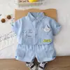 Ropa de Verano para Niños 2026 Nueva Camisa de Cuadros Conjunto Delgado de Verano Transpirable Versátil de Manga Corta para Niños Conjunto de Dos Piezas Moderno