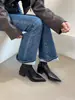 Botas Curtas Europeias e Americanas de Bico Fino para Mulheres, Novas Botas de Moda de Inverno 2026 com Saltos Bloco, Botas de Ajuste Estreito, Botas Estilo Martin com Design de Nicho