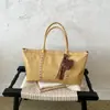 Bolso de mano de gran capacidad transfronterizo para mujer, nuevo y moderno 2026, superficie suave, textura de tachuelas, para hombro y cruzado