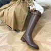 Botas de ciclismo planas marrons para mulheres, novidade outono/inverno 2026 estilo coreano, botas altas de salto baixo para mulheres baixinhas, botas longas emagrecedoras e estilosas