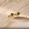 Pendientes de Acero Inoxidable con Forma de Trébol de Cuatro Hojas de Madreperla Estilo Europeo y Americano con Diamantes, Sensación de Lujo Ligero y Gama Alta, Chapado en Oro de 18 Quilates, Clips para Orejas/Accesorios para Orejas que No se Desvanecen