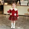 Conjunto de suéter para niña con cuello alto y bolsillo de fresa, cárdigan tejido, nuevo estilo otoño e invierno, elegante conjunto de falda a cuadros para bebés