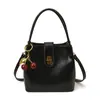 Bolsa Pequena Texturizada Urbana Simples Retrô 2025 Nova Moda Passeio Bolsa de Mão Popular Bolsa Transversal de Ombro Bolsa Balde
