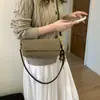 Bolsa de Ombro Único Retro de Camurça Outono e Inverno para Mulheres 2025 Nova Moda Bolsa de Ombro Único Bolsa Transversal para o Dia a Dia Bolsa Baguette