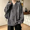 Camiseta V-neck manga longa lavada com efeito desgastado e rasgos para homens, peça básica de outono estilo streetwear americano, top interno com caimento relaxado retrô