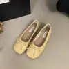 Sapatos Femininos Slip-On Redondos Estilo Retrô, Cor Prata, Baixos, com Laço, Novo Modelo Primavera e Outono, Sapatos de Vovó com Solado Raso