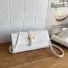 Bolso de Hombro a la Moda de Color Sólido Francés para Mujer 2026 Nuevo de Moda Retro para Viajar Bolso de Hombro Único Bolso Cruzado Popular con Hebilla de Cinturón