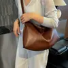 Bolsa balde coreana moderna transfronteiriça para mulheres, novo modelo de verão 2026, bolsa de ombro simples de cor sólida, bolsa transversal para o dia a dia