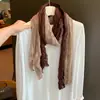 Bufanda plisada artística de color marrón estilo coreano para mujer, nueva bufanda versátil de seda para otoño 2026 para viajes y sesiones de fotos, creando un look atmosférico