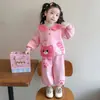 Conjunto de outono e inverno para meninas 2026 novo estilo infantil moda desenho animado forrado com fleece roupas de inverno doce e estiloso conjunto de duas peças para bebês meninas