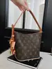 Bolso tipo cubo transfronterizo de alto valor, elegante, ligero, versátil para mujer, nuevo estampado retro 2026, bolso de hombro cruzado para el día a día
