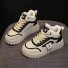 Zapatos de plataforma de caña alta con suela gruesa para mujer 2026 nuevo estilo de invierno forrados de felpa que aumentan la altura zapatos blancos zapatillas versátiles y elegantes para mujer