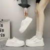 Tênis esportivos estilo coreano, com aumento de altura, cano baixo 2026, sola grossa, novos sapatos casuais brancos para estudantes do sexo feminino, estilo ins outono