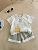 Conjunto Curto para Bebê Menino de 1 Ano 2026 Novo Estilo de Verão Macacão Curto com Estampa de Frango Amarelo Desenho Animado para Bebê Conjunto de Duas Peças