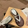 Pantuflas minimalistas y sofisticadas con un diseño puro y de alta gama, una tendencia en calzado femenino de 2024, pantuflas separadoras de dedos elegantes y a la moda