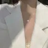 Design de Nicho Branco Concha Sintética Pingente Quadrado Corrente para Clavícula Simples Moda Feminina Versátil Cristal