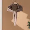 Bufanda triangular de punto de cachemira de color liso estilo coreano con diseño calado, un chal o calentador de cuello moderno y versátil para mujer