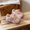 Zapatos Deportivos de Moda para Niños 2026 Verano Nuevo Estilo Zapatos Casuales Huecos Transpirables para Niños Pequeños Zapatos de Entrenamiento Alemanes para Exteriores