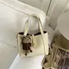 Bolso de Mano Simple de Cuero Suave para Mujer 2025 Nuevo Estilo Patrón de Lichi Bolso Cesta Cubo Bolso Cruzado Retro Otoño e Invierno