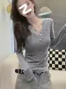 Nuevo Top de Encaje Patchwork con Cuello en V para Primavera, Otoño e Invierno, con un Diseño Sutilmente Atractivo, Corte Ajustado, Tejido Cepillado y Estilo Único