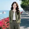 Suéter de punto a rayas suave y elegante, un suéter de manga larga juvenil y hermoso para el otoño de 2026, un cárdigan casual y elegante