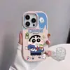 Adequado para Apple 18Promax Europeu e Americano Fofo Desenho Animado Capas, Crayon Shin-Chan iPhone Capa Flexível e Rígida Personalização