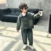 Traje de Mezclilla con Hebilla para Niños Ropa de Primavera y Otoño Conjunto de Dos Piezas Nacional con Estilo Guapo para Niños Ropa de Moda Estilo Occidental para Niños Genial