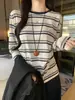 2935 Camiseta listrada color block de manga comprida com gola redonda estilo coreano para mulheres, corte solto, efeito emagrecedor, versátil, feita de tecido Lyocell, perfeita para usar em camadas no início do outono