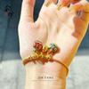 Pulsera de Familia de Tres Bestias Devoradoras de Oro con Piedra Redonda de Ojo de Gato Chapada en Oro Antiguo, Nuevo Estilo Chino Lujo Ligero Estilo Nacional para Mujeres