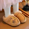 Pantuflas de algodón para padres e hijos para otoño e invierno, superficie de piel, impermeables, felpa gruesa, antideslizantes, cálidas, diseño de talón cerrado, en stock para dropshipping
