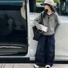 Roupa de outono da moda para meninas: um conjunto estiloso de duas peças apresentando um moletom com capuz e calças de perna larga, perfeito para meninas mais velhas e crianças, em um estilo inspirado na Coreia
