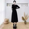 Combínalo con un vestido de punto ajustado para un look elegante y estilizado en otoño e invierno.. Este nuevo vestido suéter de longitud media es perfecto como capa interior debajo de un abrigo
